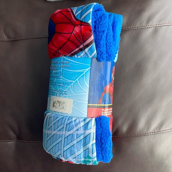 Marvel Spiderman Reversible Plush Sherpa Throw Blanket - Picture 4 of 4